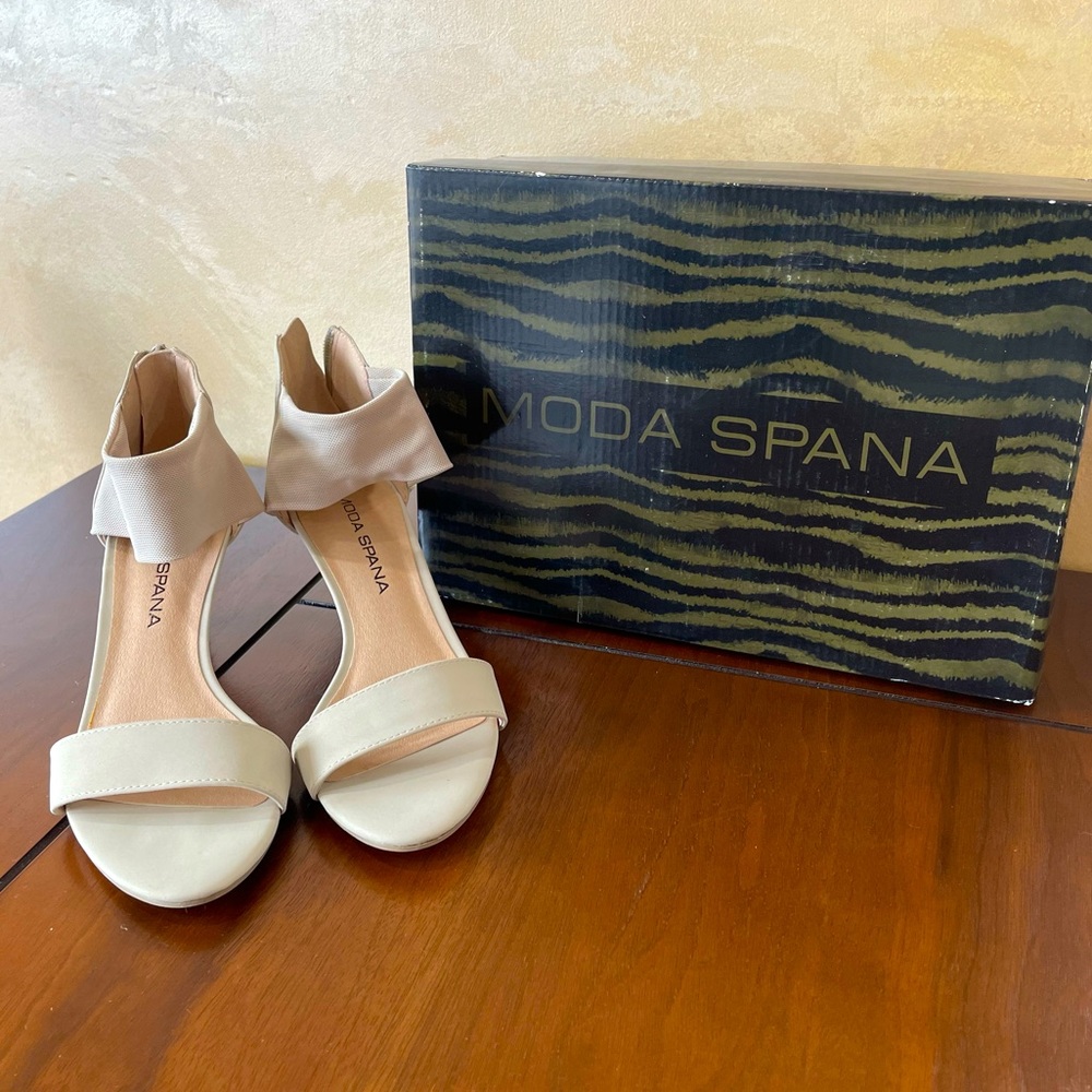 Moda Spana Nude suede low heel